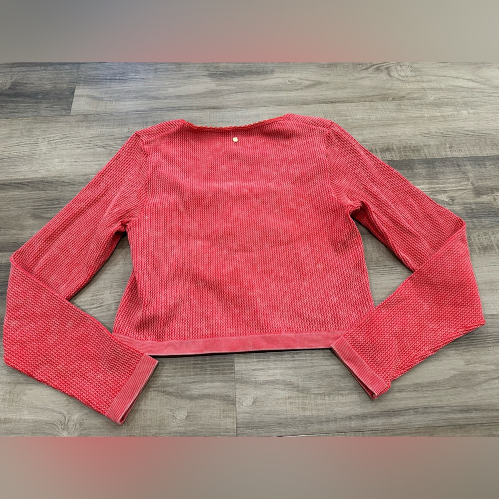 Fabletics Cable Knit Long Sleeve Cropped Top – Strawberry Red Wash M/L - Picture 3 of 7